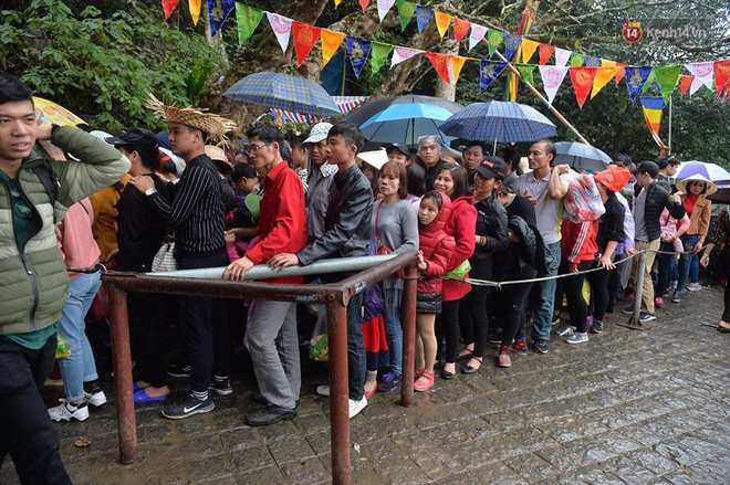 Người dân chen chân hứng nước thánh ở động Hương Tích trong ngày khai hội chùa Hương